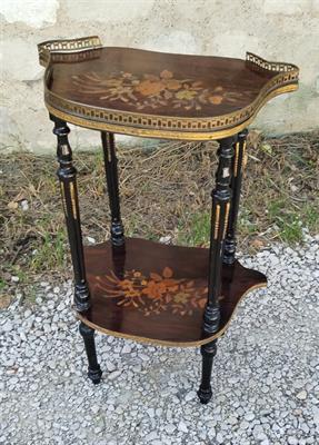 Bohatě intarzovaný stolek