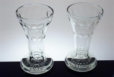Pár velkých broušených sklenic z čirého skla 19. století