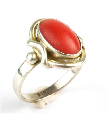 Stříbrný prsten s korálem