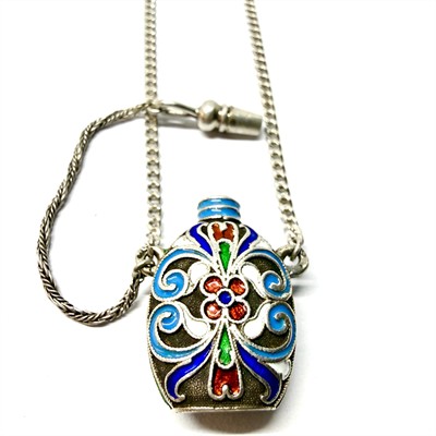 Stříbrný náhrdelník s flakonem zdobeným smalty