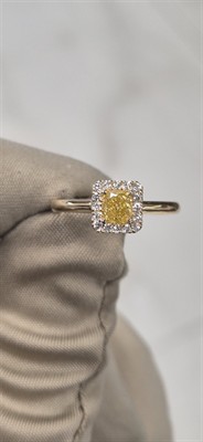 Diamantový prsteň Fancy vivid yellow