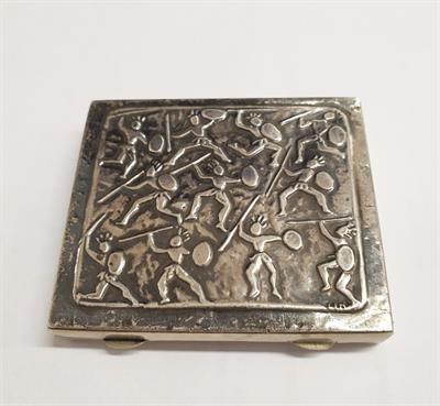 Kovové pouzdro s motivy bojovníků