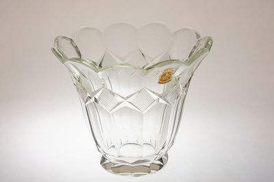 Bohatě broušená váza z čirého skla s původní nálepkou