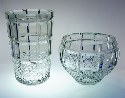 Souprava z masivního broušeného skla - váza a mísa s geometrickým dekorem