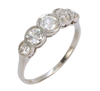 Platinový prsten s brilianty