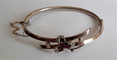 Secesní náramek s kameny.