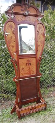 Secesni věšáková stěna