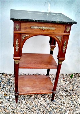 Noční stolek s mramorem