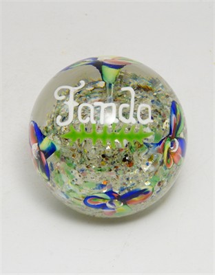 Staré skleněné těžítko - zatavené květy a jméno FANDA