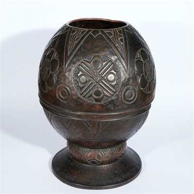 Velká ručně tepaná váza kolem 1930, asi Francie