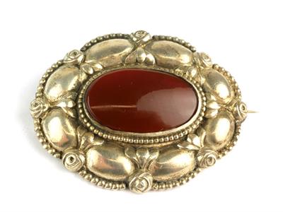 Stříbrná brož s karneolem