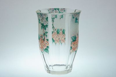 Malovaná a fazetově broušená váza ve stylu ART - DECO