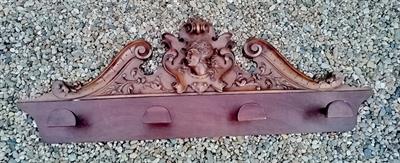 Vyřezáváný nástěnný věšák