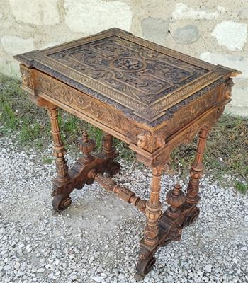 Bohatě vyřezáváný stolek