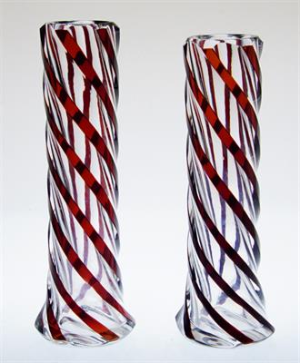 Art-Deco párové vázy na 1 květ, probrušované rubínové sklo