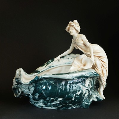 Secesní figurální nástolec, Royal Dux