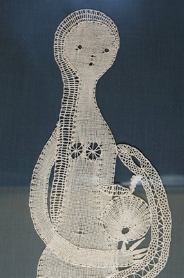 Paličkovaná krajka Eva s hadem, rám 68,5 x 29 cm