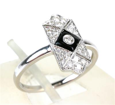 Zlatý prsten s onyxem a diamanty