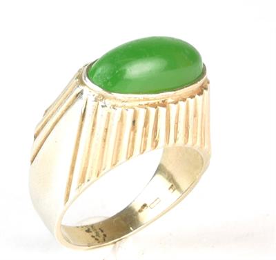 Stříbrný prsten se zeleným kamenem