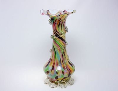 Secesní váza z brokového skla ovíjená hutně štípaným nálepem