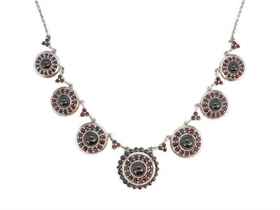 Strířbný náhrdelník s českými granáty