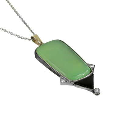 Zlatý přívěs s řetízkem s jadeitem, smaltem a brilianty