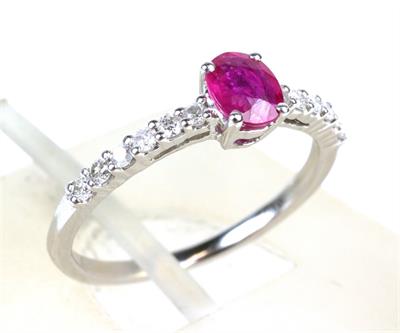 Zlatý prsten s rubínem a diamanty