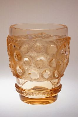 Brošená reliéfní váza z rozalinového skla Kamenický Šenov