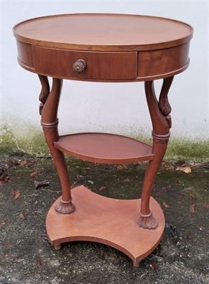 Vyřezáváný stolek