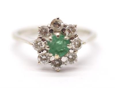 Zlatý prsten s diamanty a smaragdem