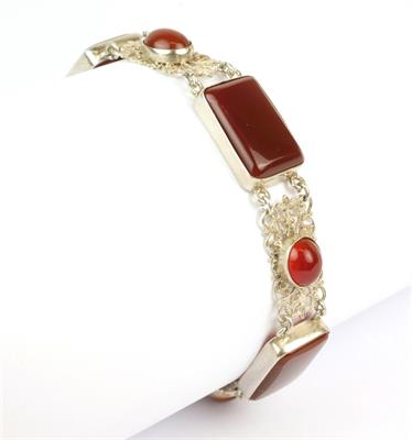 Stříbrný náramek s karneoly