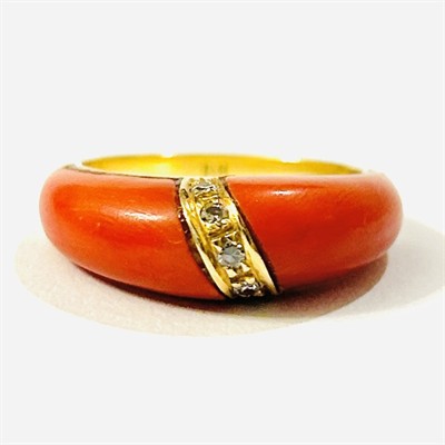 Zlatý ateliérový prsten s diamanty a korály