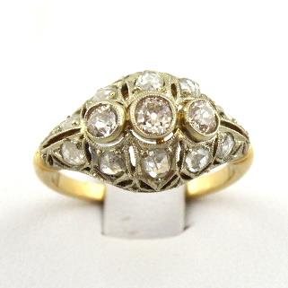 Zlatý prsten s třemi brilianty a diamantovými routami