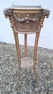 Vyřezáváný stojan na květiny