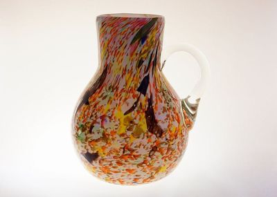 Secesní džbán z pestrobarevného brokového skla