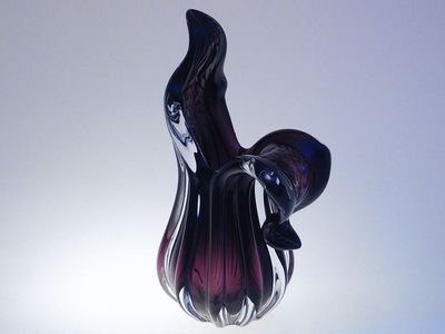 Váza z hutního ametystového skla