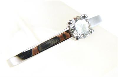 Zlatý prsten s briliantem