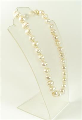 Velký perlový náhrdelník s kulatou sponou
