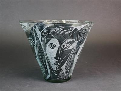 Skleněná vára s rytými motivy dívčích hlav, Brusel