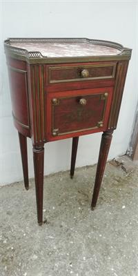 Stolek vykládaný mosazí