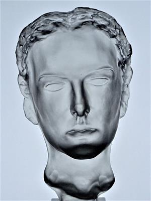 Skleněná plastika Maska, 1935