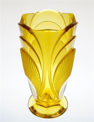 Art - Deco váza z broušeného ambrového skla Rudolf HLOUŠEK