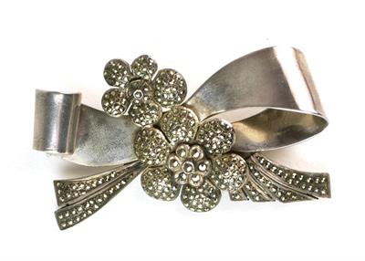 Stříbrná brož s markazity