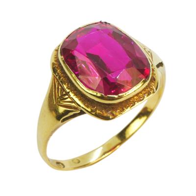 Zlatý prsten s rubínem