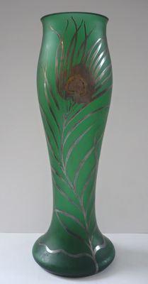 Secesní vázička s pavím perem