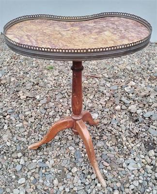 Odkládací stolek s mramorem