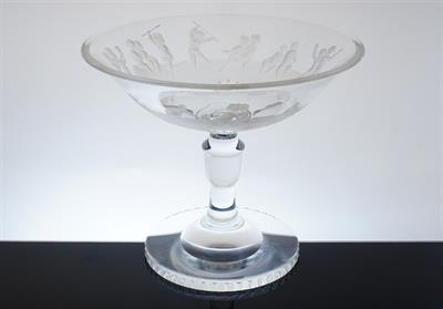 Luxusní bohatě rytý nástolec s motivem hrajících si Putti