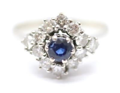 Zlatý prsten s diamanty a safírem