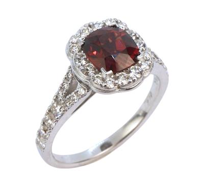 Zlatý prsten s rhodolitem a diamanty