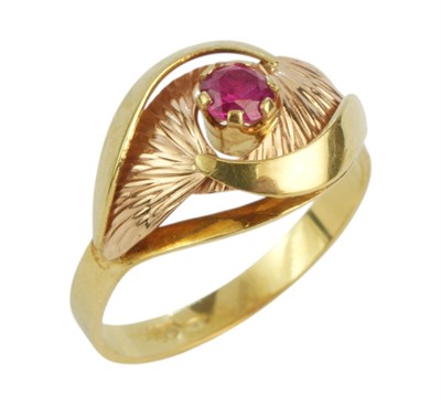 Zlatý prsten s rubínem